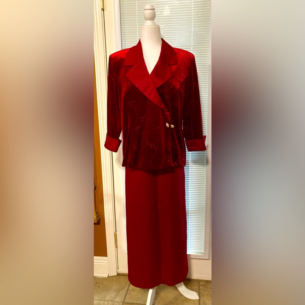 Ladies 2pc velour/satin skirt suit